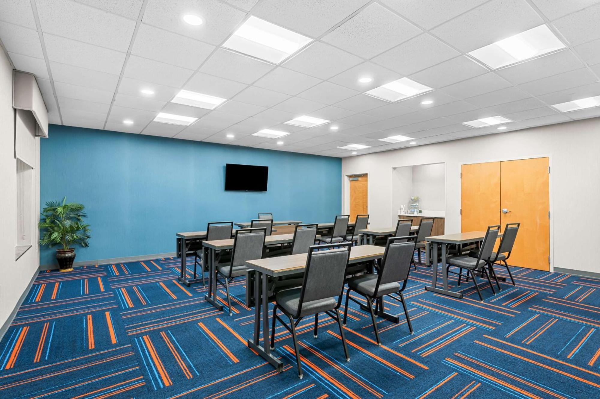 Hampton Inn & Suites Charlotte-Airport Exterior photo