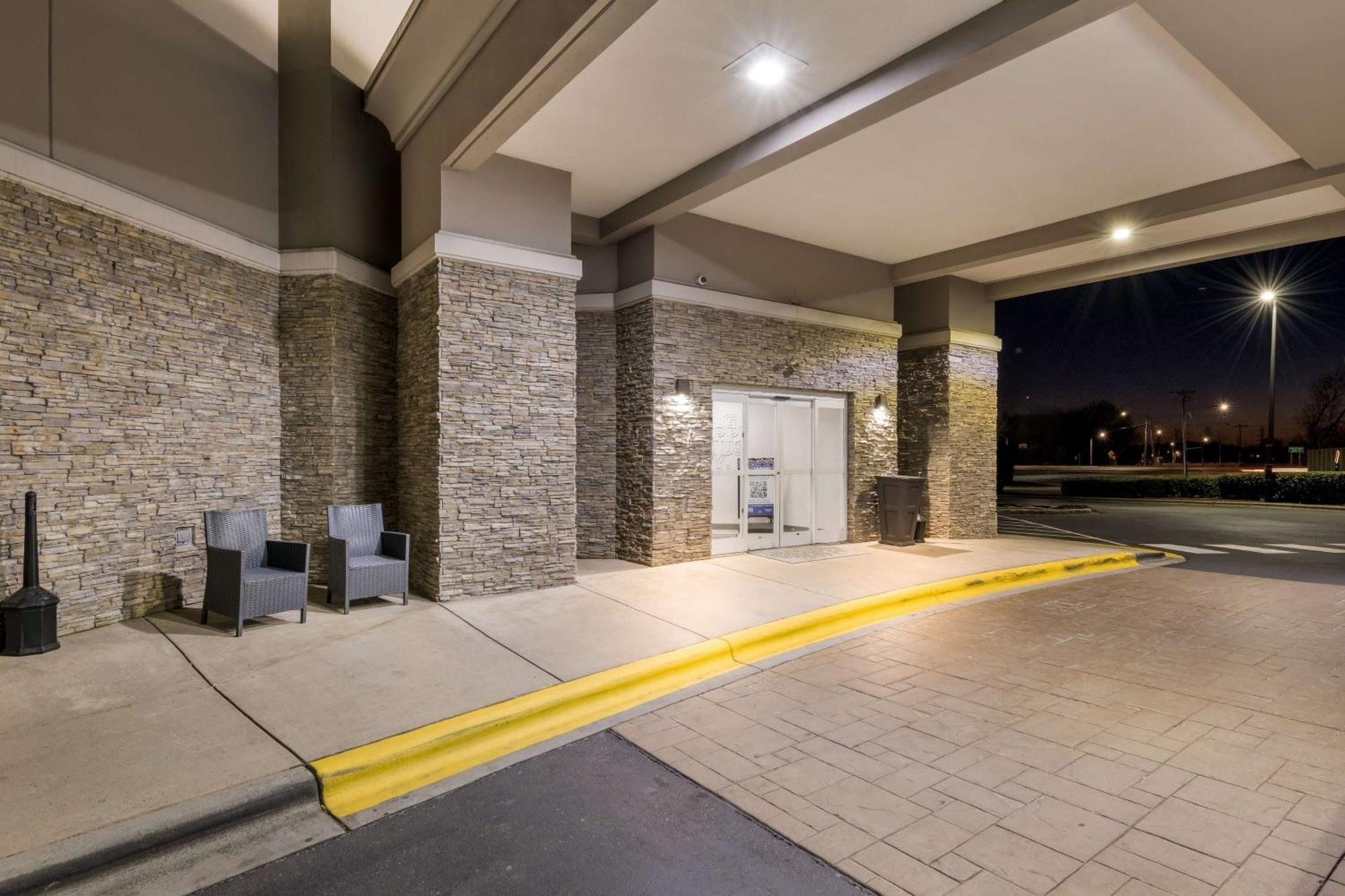 Hampton Inn & Suites Charlotte-Airport Exterior photo