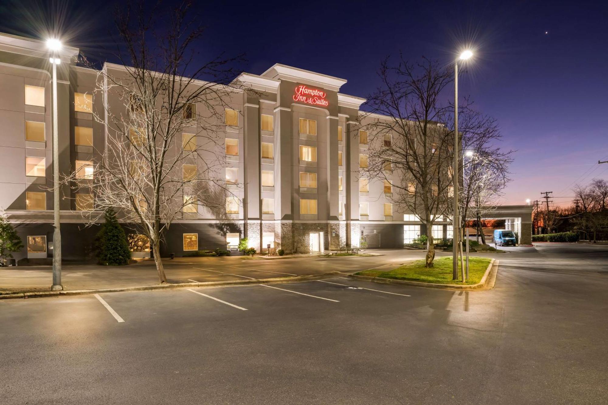 Hampton Inn & Suites Charlotte-Airport Exterior photo